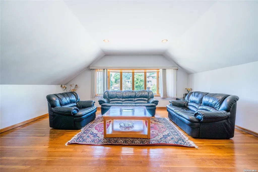 28 Hamilton Drive Roslyn NY 11576