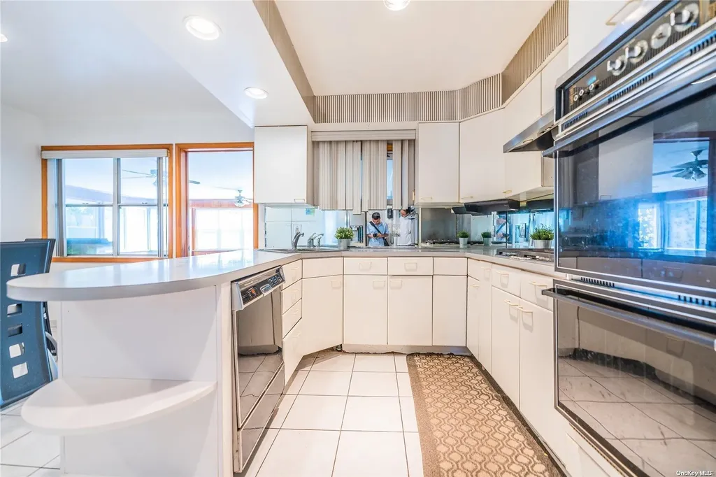 28 Hamilton Drive Roslyn NY 11576