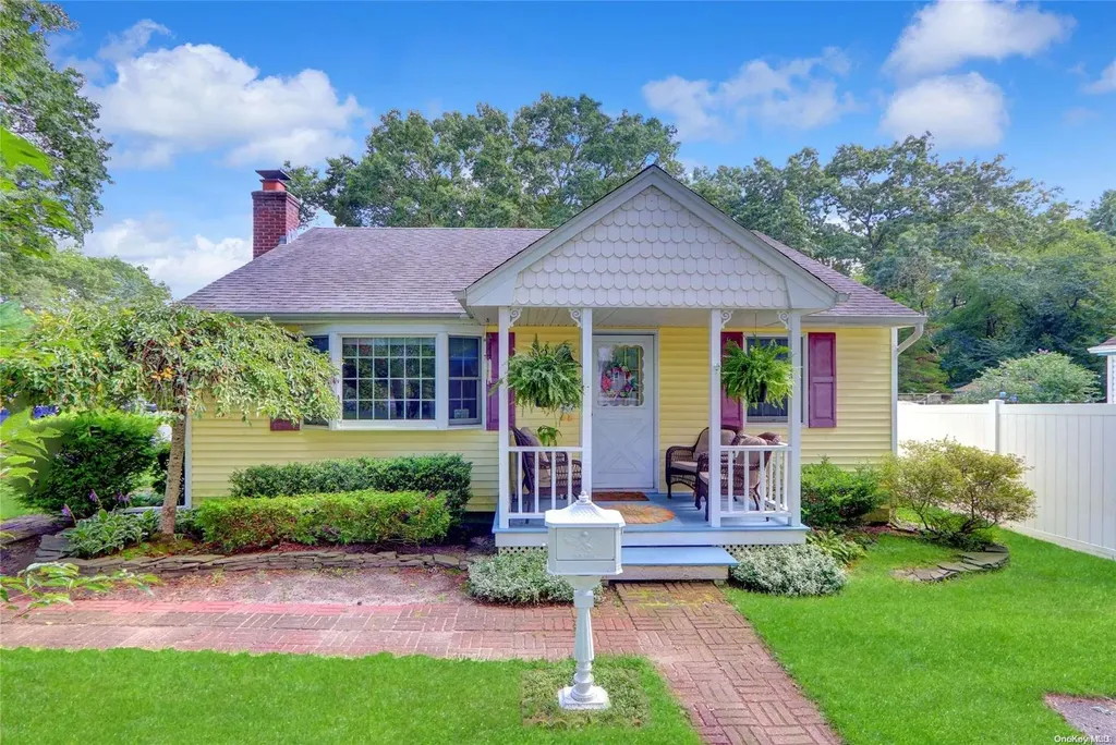 18 Oakwood Street Brookhaven NY 11715