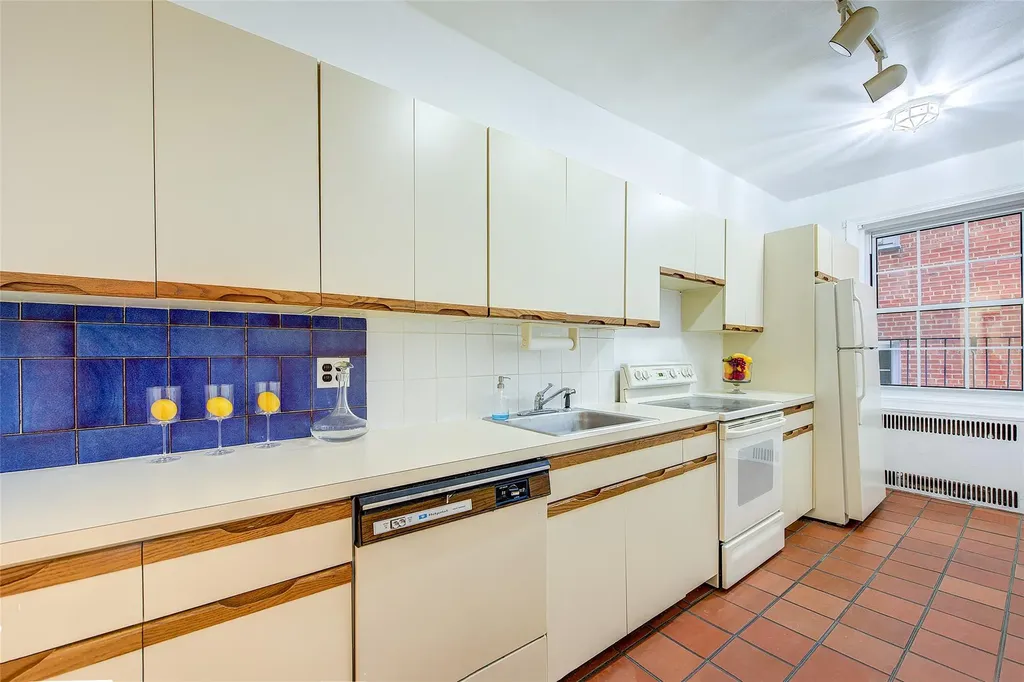 77-12 35 Avenue Jackson Heights NY 11372