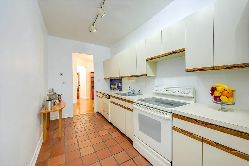 77-12 35 Avenue Jackson Heights NY 11372