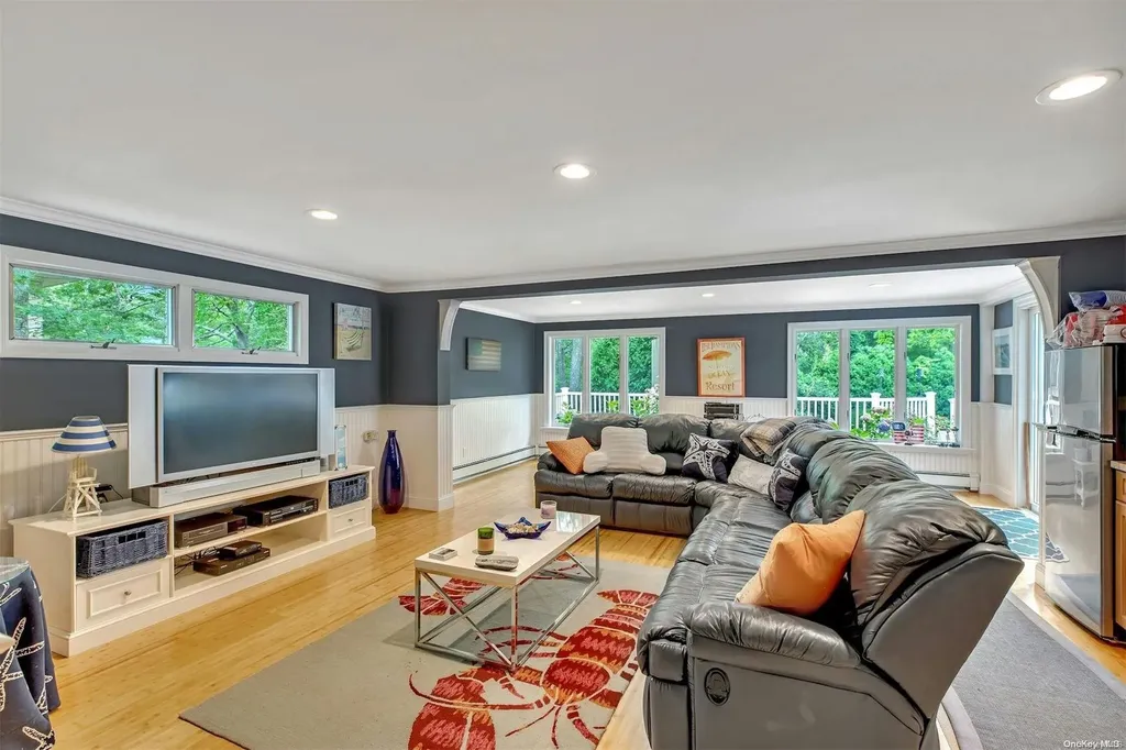 18 Hubbard Lane Hampton Bays NY 11946