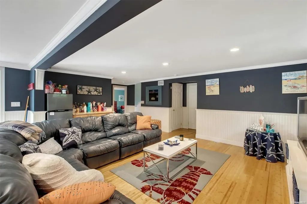 18 Hubbard Lane Hampton Bays NY 11946