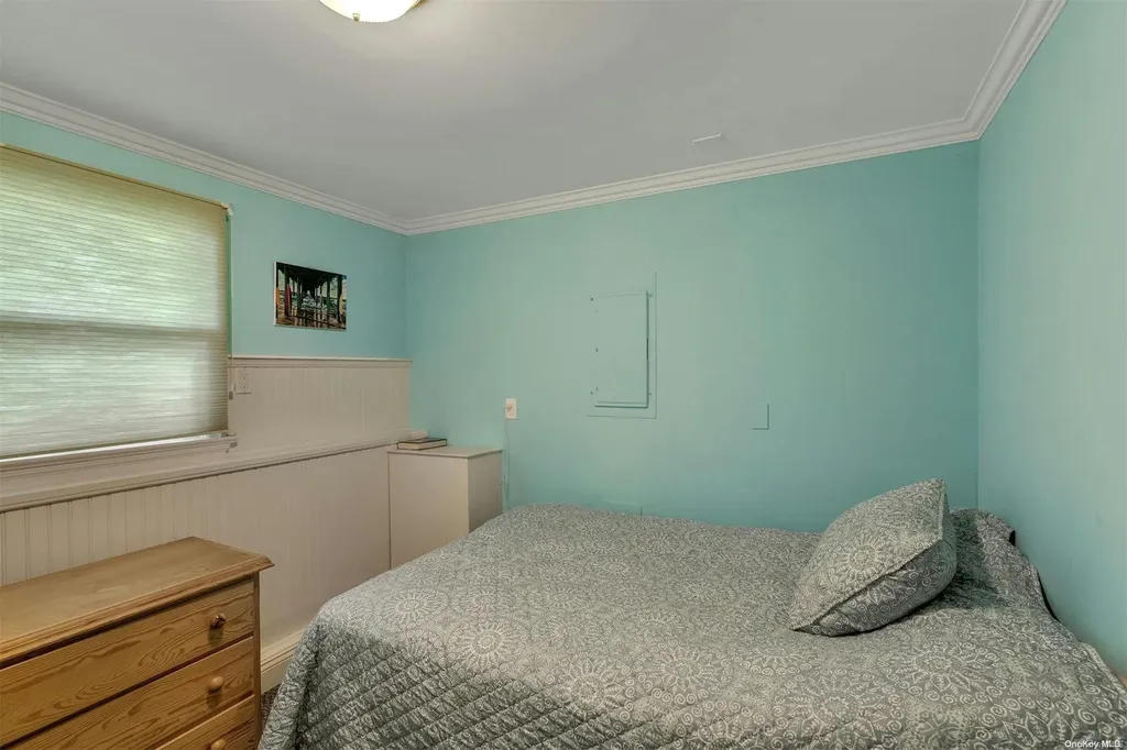 18 Hubbard Lane Hampton Bays NY 11946