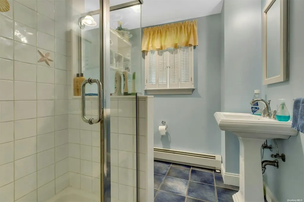 18 Hubbard Lane Hampton Bays NY 11946