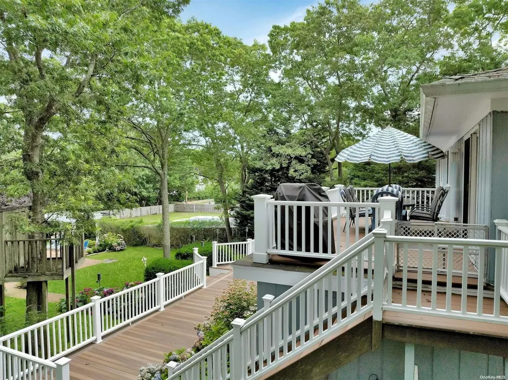 18 Hubbard Lane Hampton Bays NY 11946