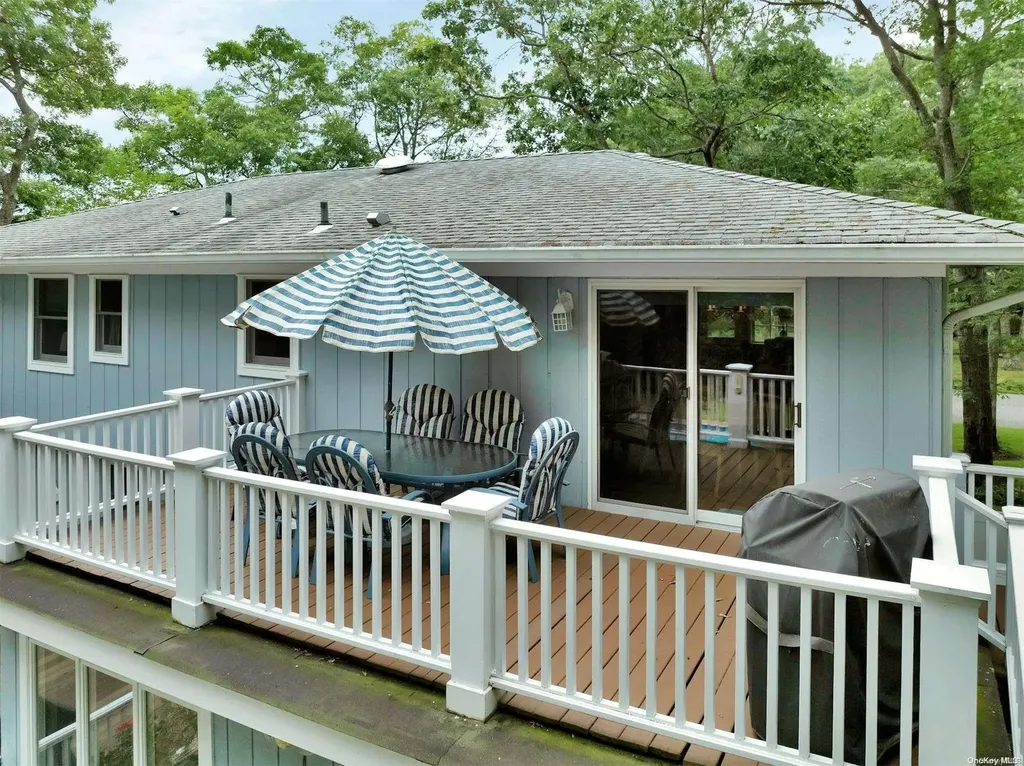 18 Hubbard Lane Hampton Bays NY 11946