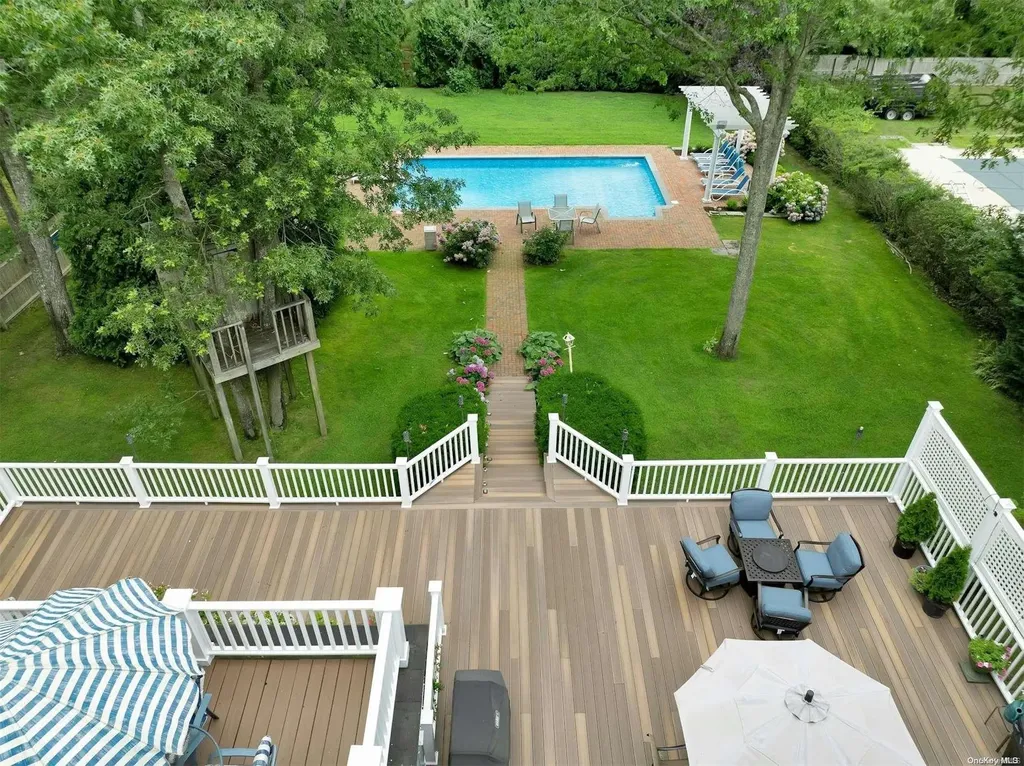 18 Hubbard Lane Hampton Bays NY 11946