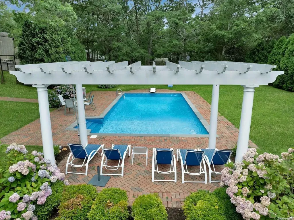18 Hubbard Lane Hampton Bays NY 11946