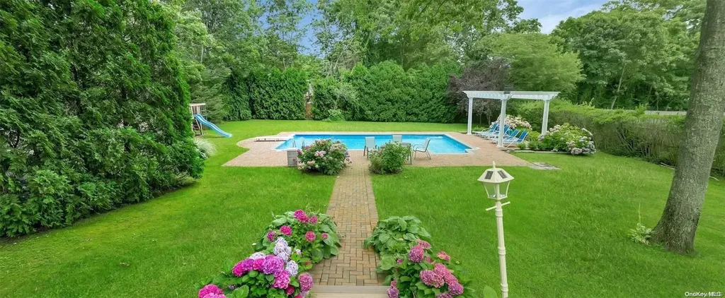 18 Hubbard Lane Hampton Bays NY 11946