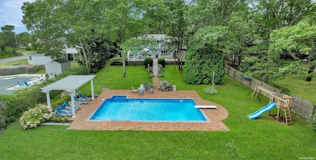 18 Hubbard Lane Hampton Bays NY 11946