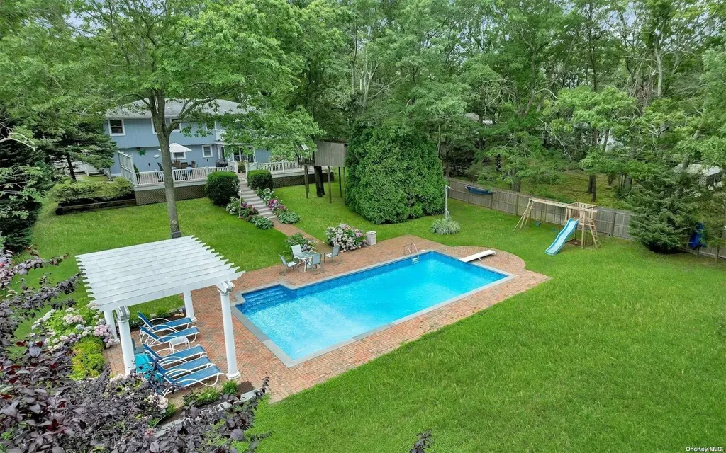 18 Hubbard Lane Hampton Bays NY 11946
