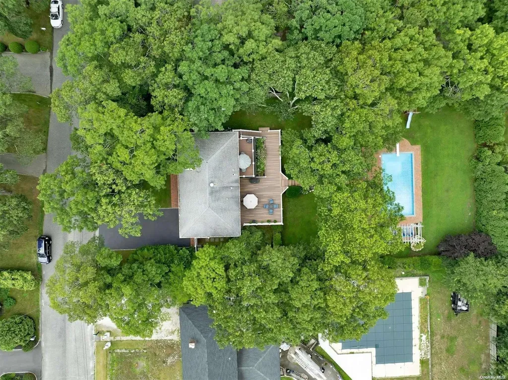 18 Hubbard Lane Hampton Bays NY 11946