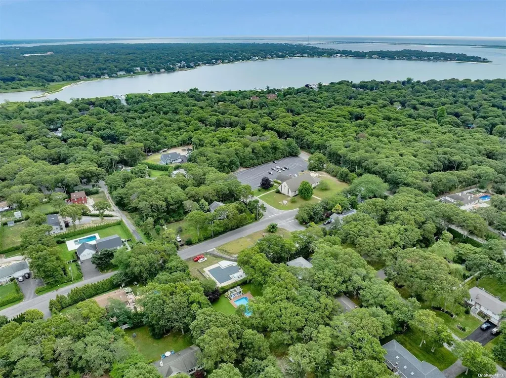 18 Hubbard Lane Hampton Bays NY 11946