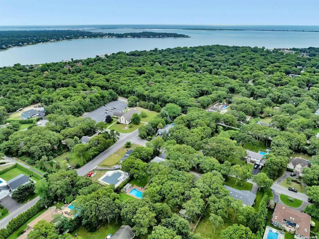 18 Hubbard Lane Hampton Bays NY 11946