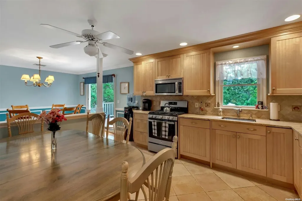 18 Hubbard Lane Hampton Bays NY 11946