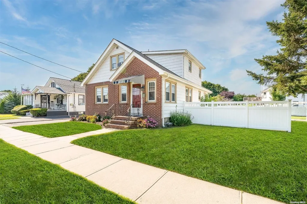 32 Herbert Avenue Lindenhurst NY 11757