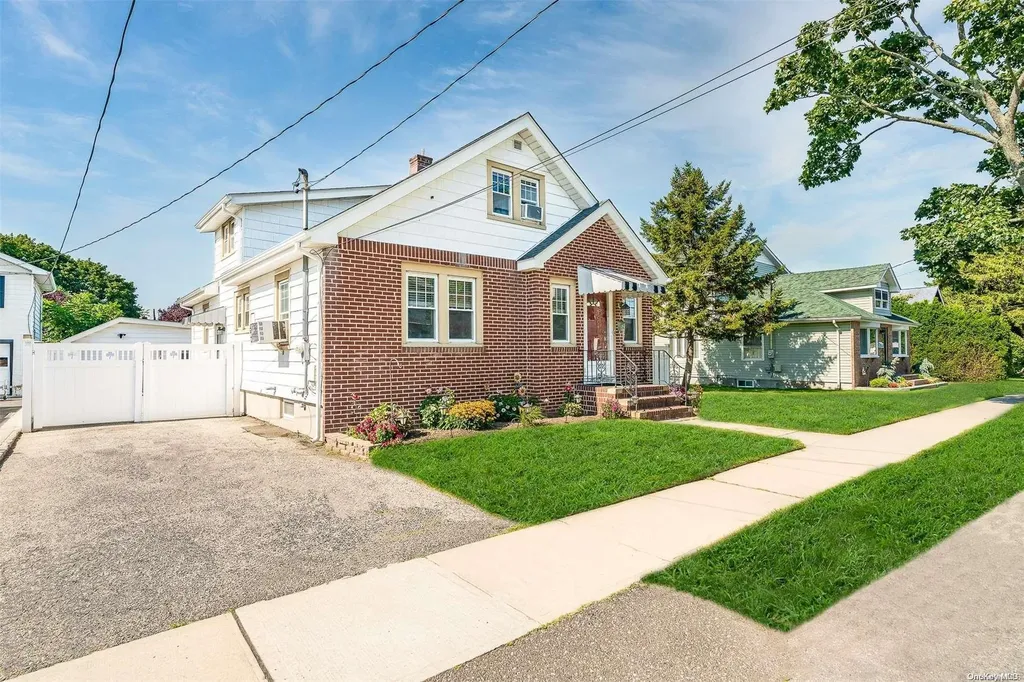 32 Herbert Avenue Lindenhurst NY 11757