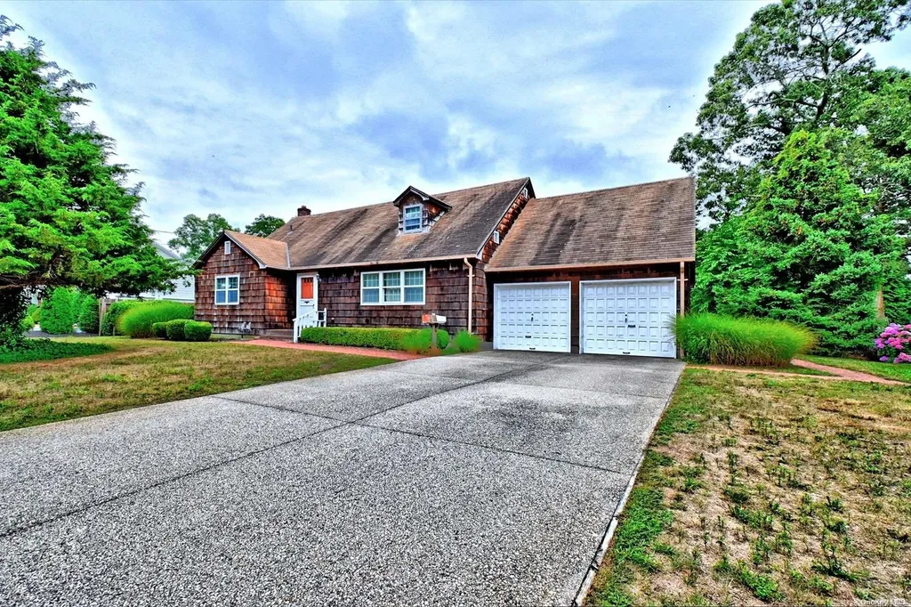23 Bogel Road Bayport NY 11705