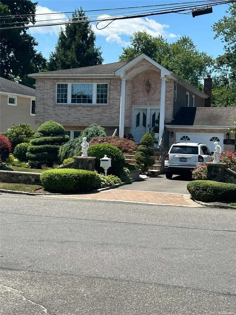 1086 Jackson Avenue Lindenhurst NY 11757
