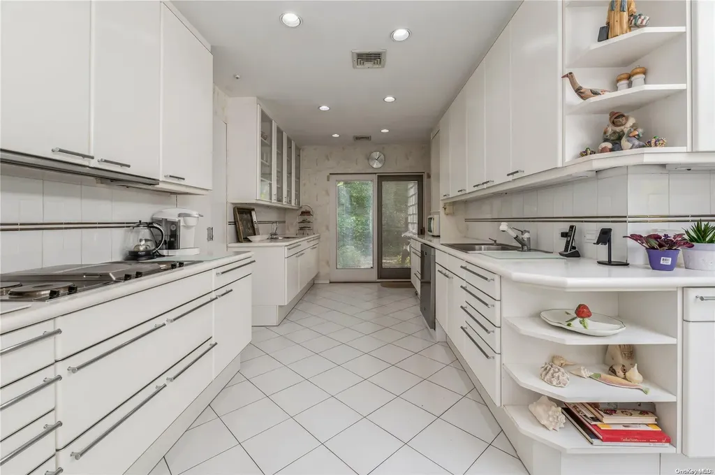 1663 Warwick Road Hewlett NY 11557