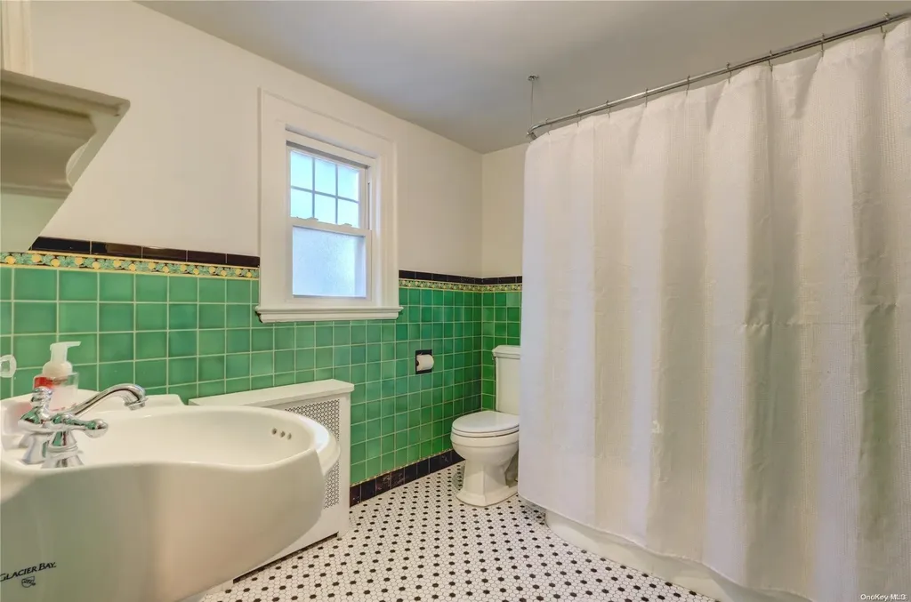 53 Jarvis Place Lynbrook NY 11563