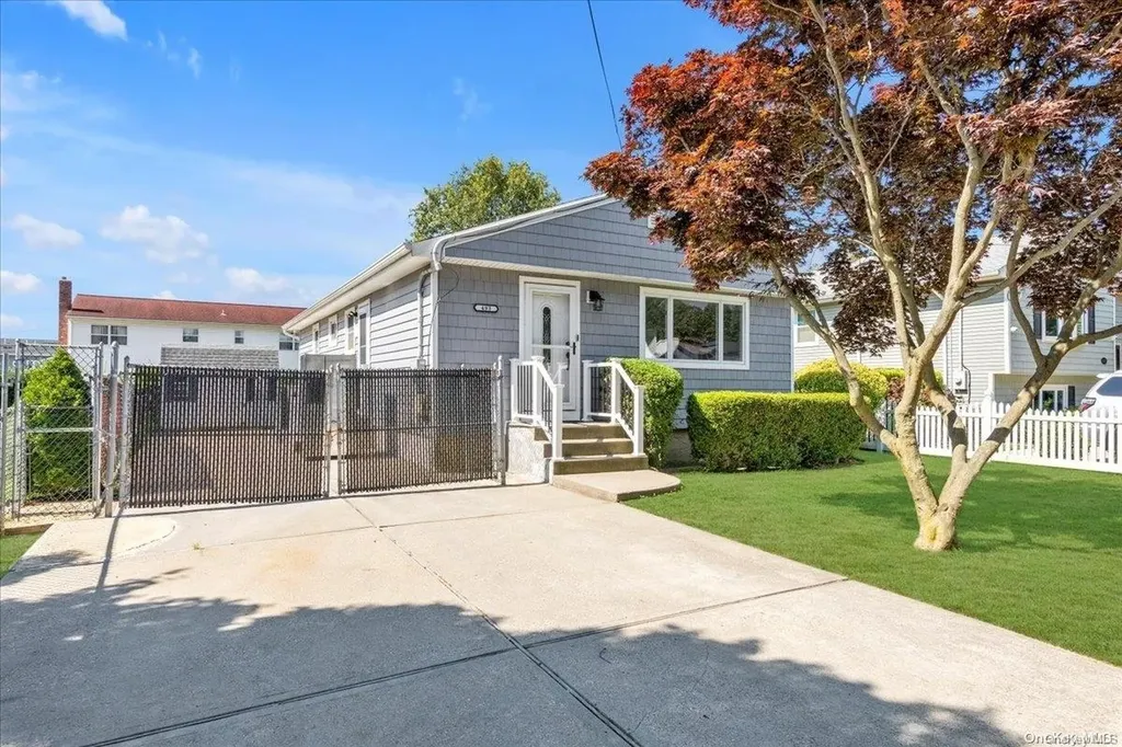 493 43rd Street Lindenhurst NY 11757