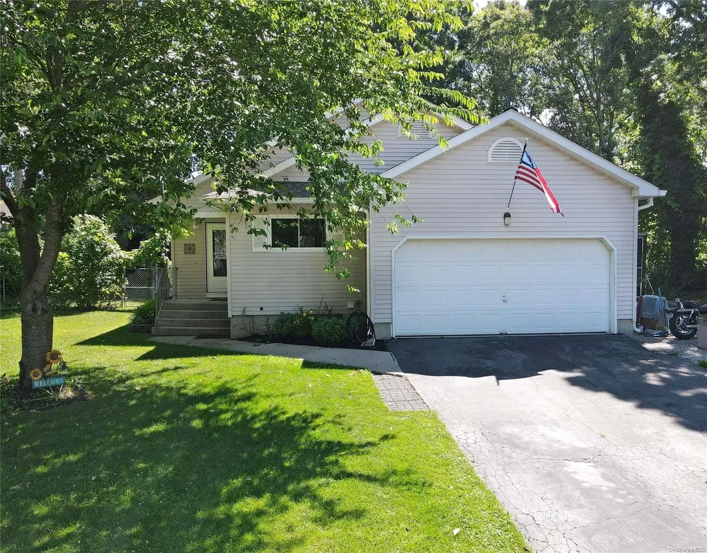 17 Kathleen Crescent Coram NY 11727