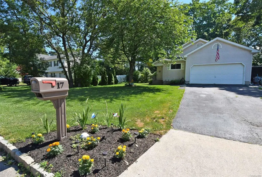 17 Kathleen Crescent Coram NY 11727