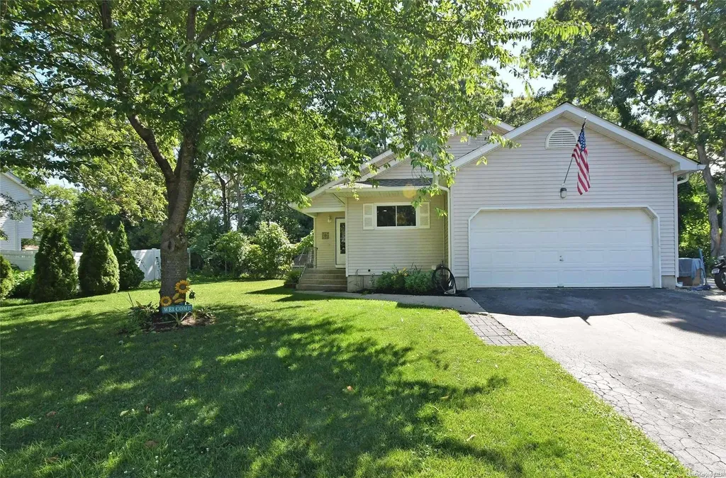 17 Kathleen Crescent Coram NY 11727