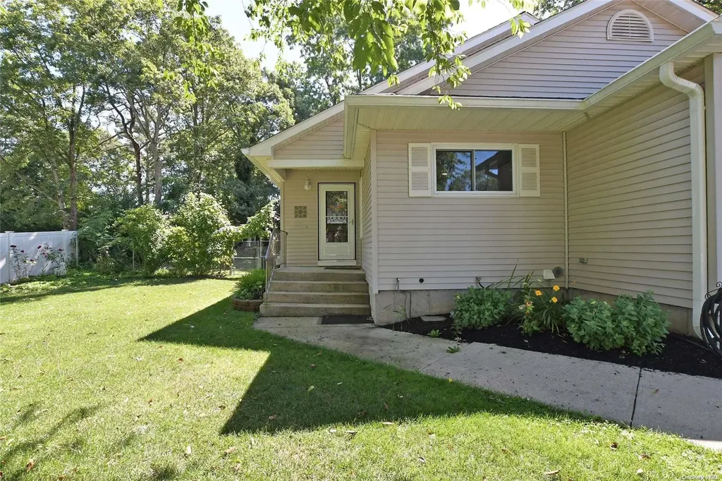 17 Kathleen Crescent Coram NY 11727