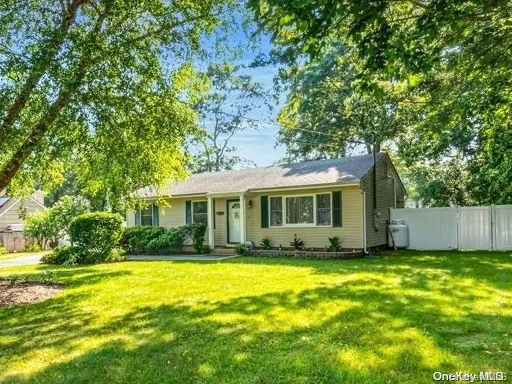 559 Rowlinson Drive Shirley NY 11967