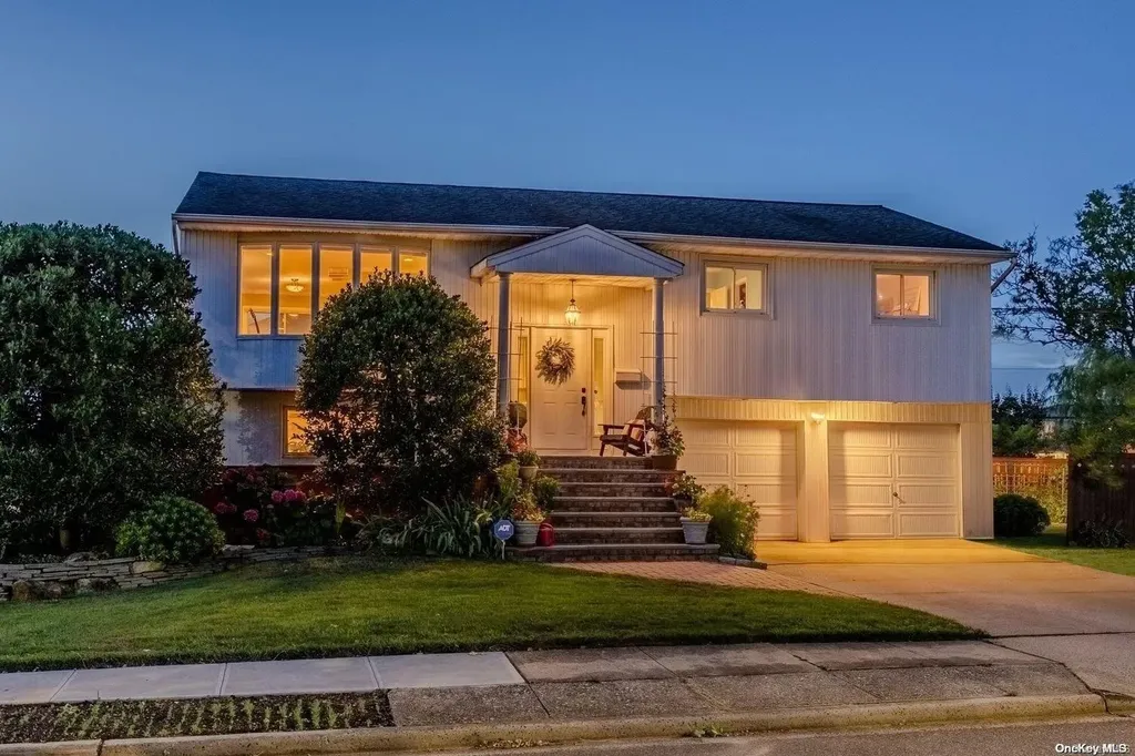 2923 Hampton Court Wantagh NY 11793