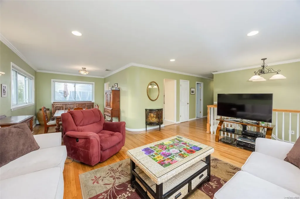 2923 Hampton Court Wantagh NY 11793