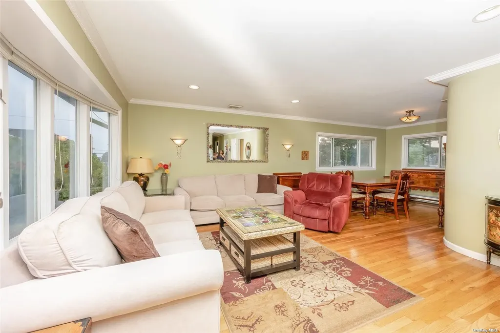 2923 Hampton Court Wantagh NY 11793