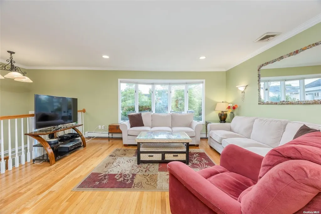 2923 Hampton Court Wantagh NY 11793