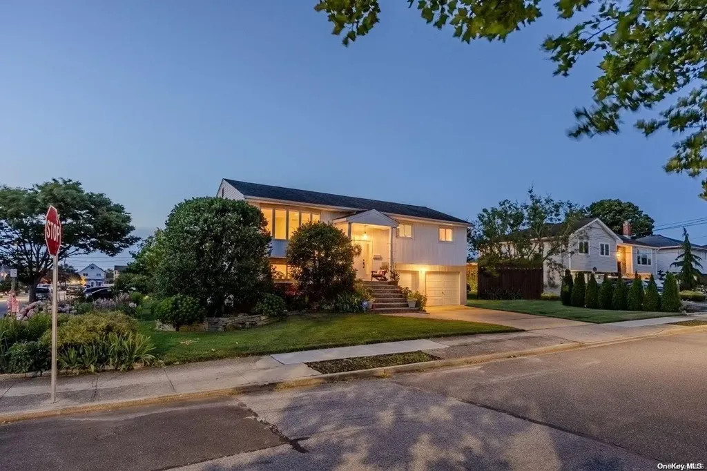 2923 Hampton Court Wantagh NY 11793