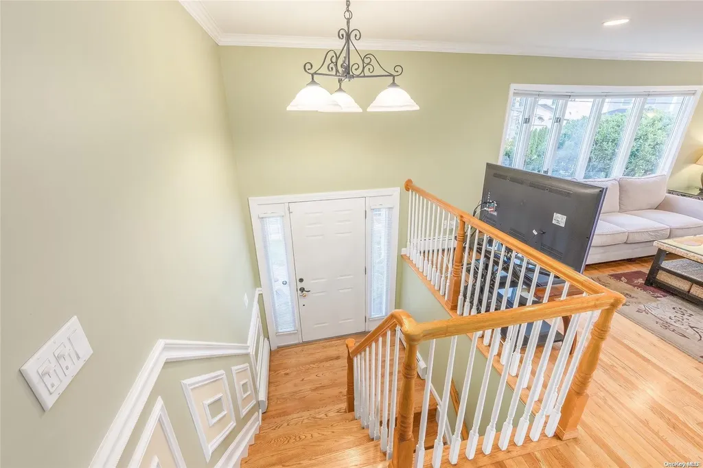 2923 Hampton Court Wantagh NY 11793