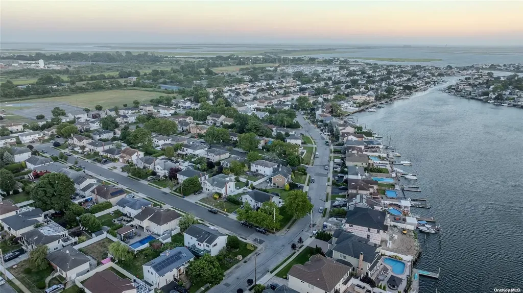 2923 Hampton Court Wantagh NY 11793