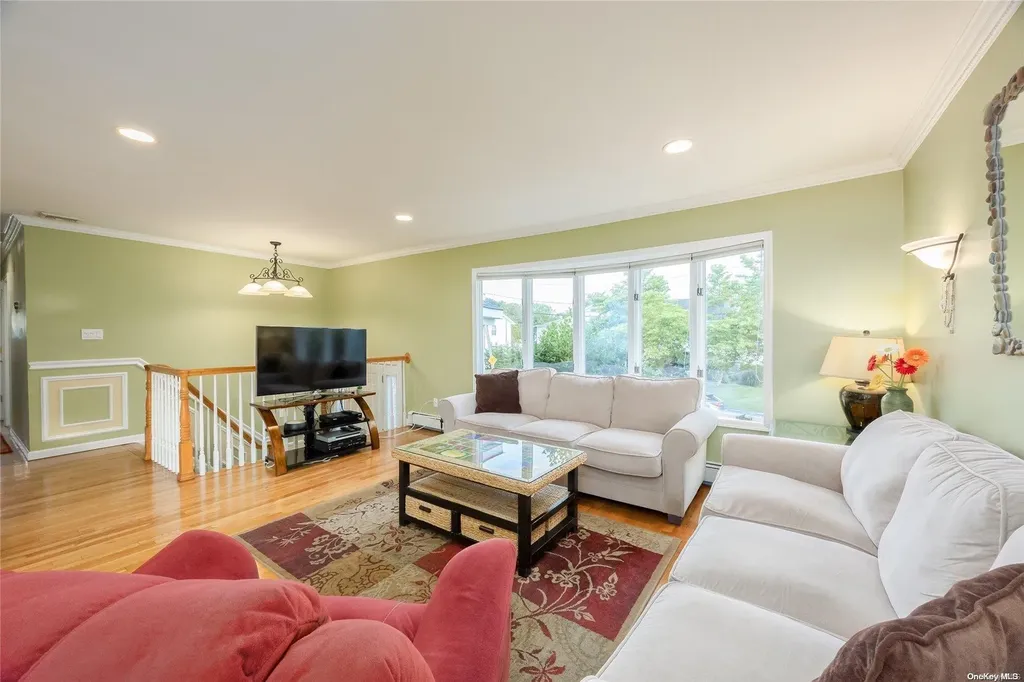 2923 Hampton Court Wantagh NY 11793