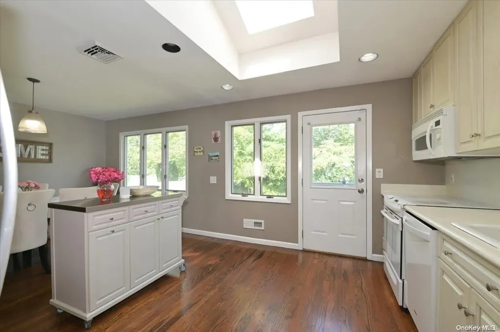 12 Pleasant Avenue Plainview NY 11803