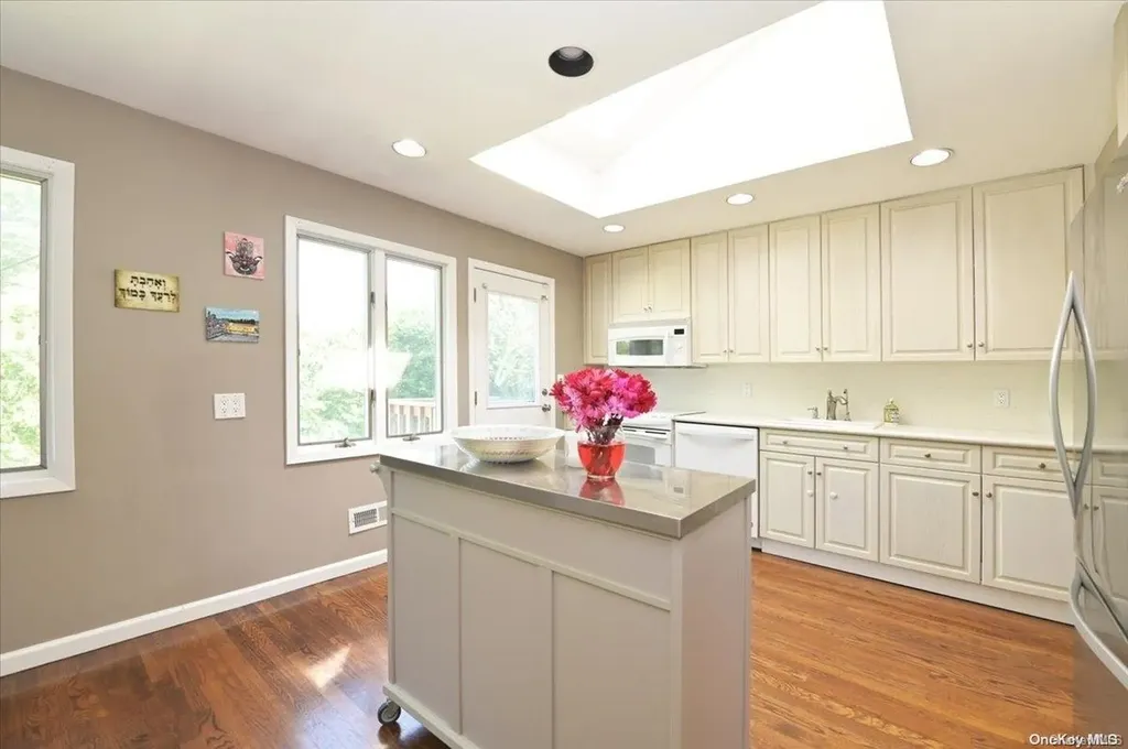 12 Pleasant Avenue Plainview NY 11803