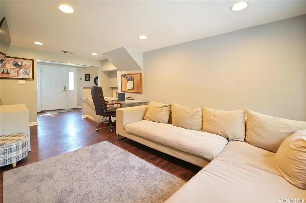 12 Pleasant Avenue Plainview NY 11803