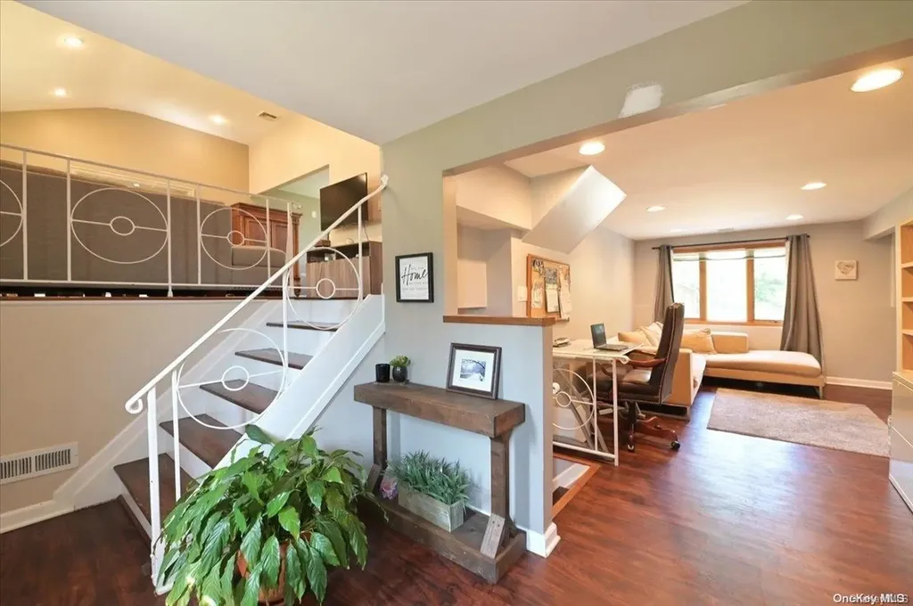 12 Pleasant Avenue Plainview NY 11803