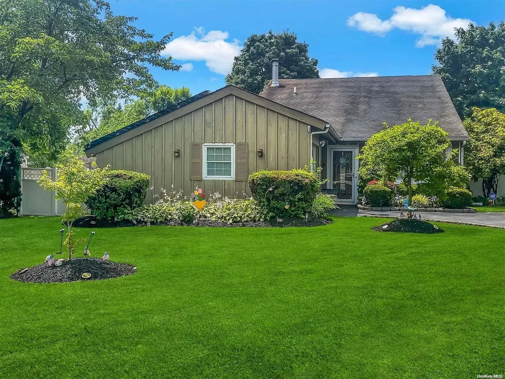 8 Rustic Avenue Medford NY 11763