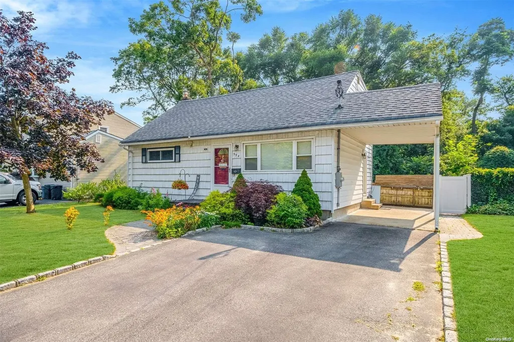 394 Cadman Avenue West Babylon NY 11704