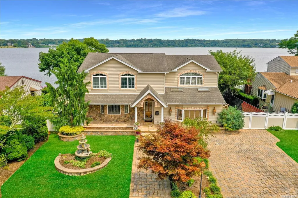 27 Beachview Place Ronkonkoma NY 11779