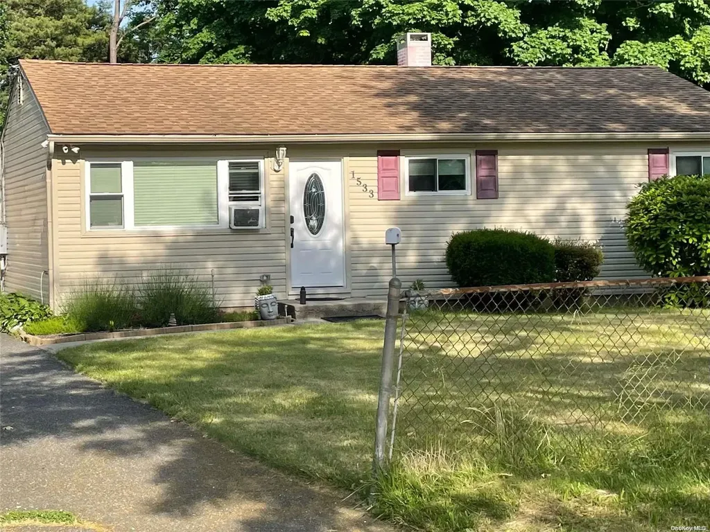 1533 N Thompson Drive Bay Shore NY 11706