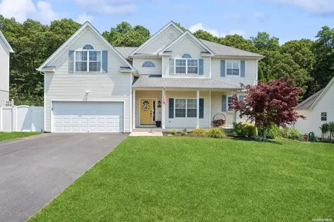 61 Manorview Way Manorville NY 11949