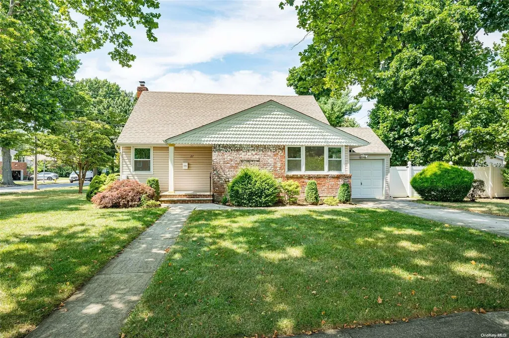 27 Ash Street Westbury NY 11590